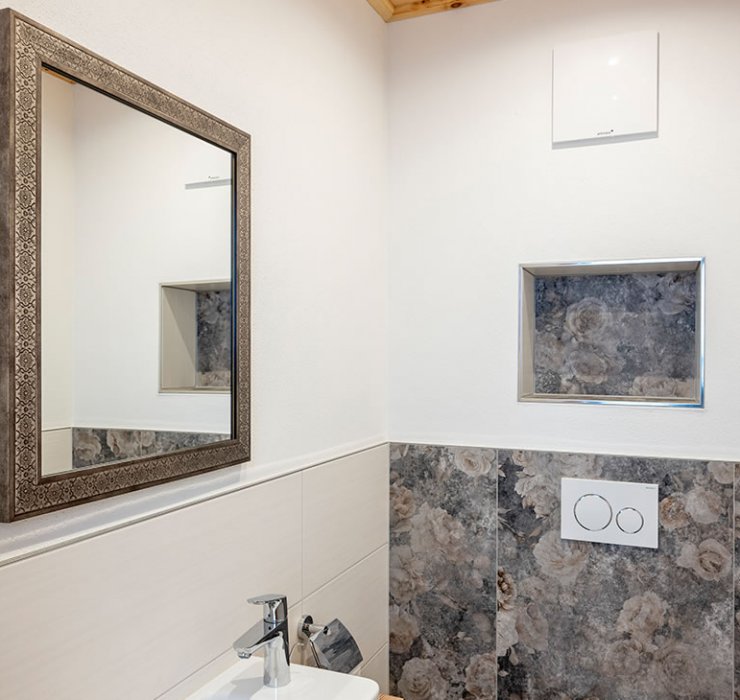 Schöner Bilderrahmen eines Spiegels im Badezimmer