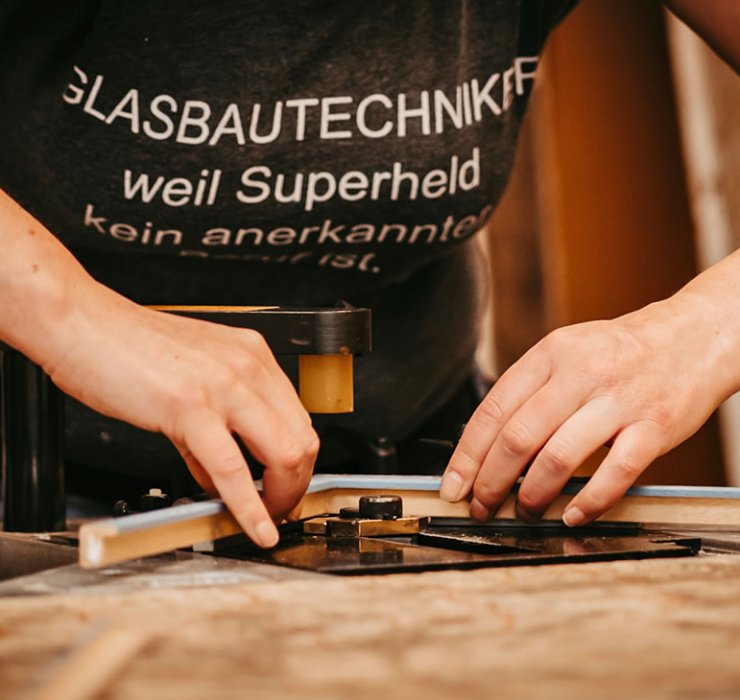Alexandra Zand bei der Herstellung eines Bilderrahmens