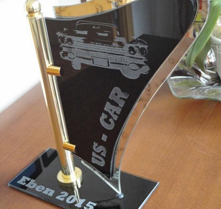 Pokal mit Glaselementen