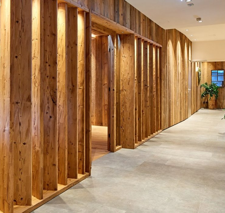 Glaswand mit Holzelementen
