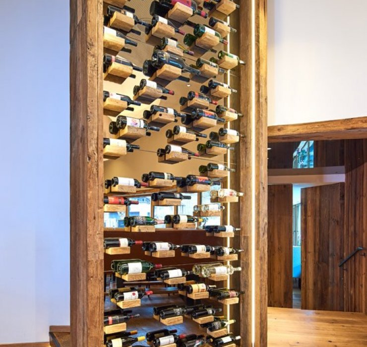 Weinregal mit Glas- & Spiegel-Elementen