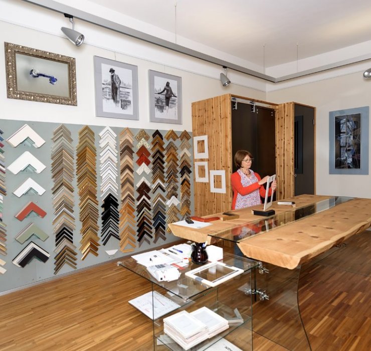 Burgi Zand im Bilderrahmenstudio