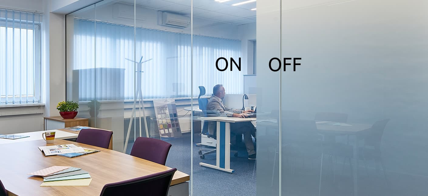 PRIVA-LITE – das schaltbare Glas für dynamische Privatsphäre. Auf Knopfdruck kann man von transparent auf blickdurchlässig schalten!