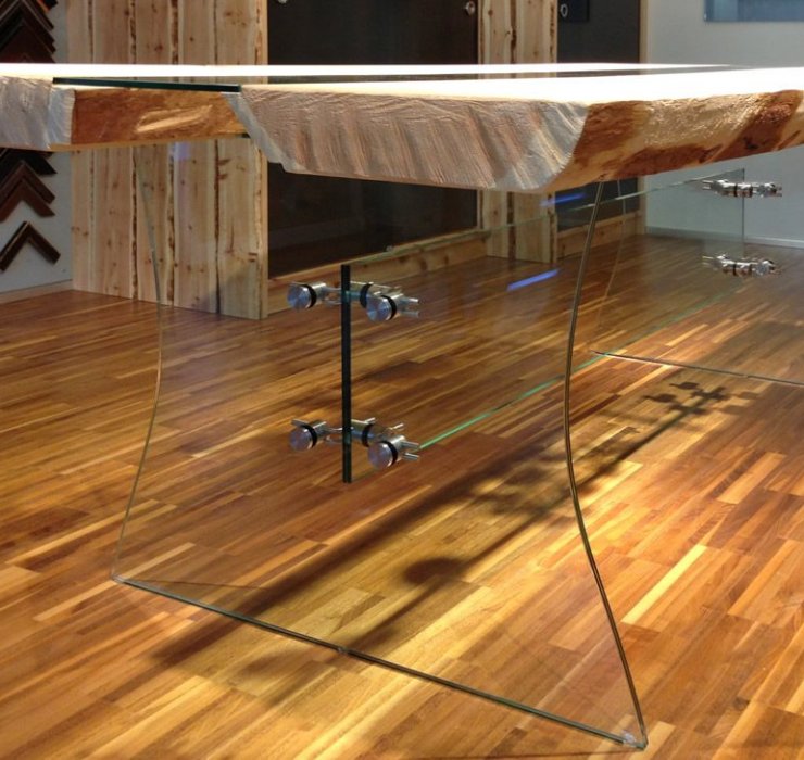 Glastisch mit Zirbenholz